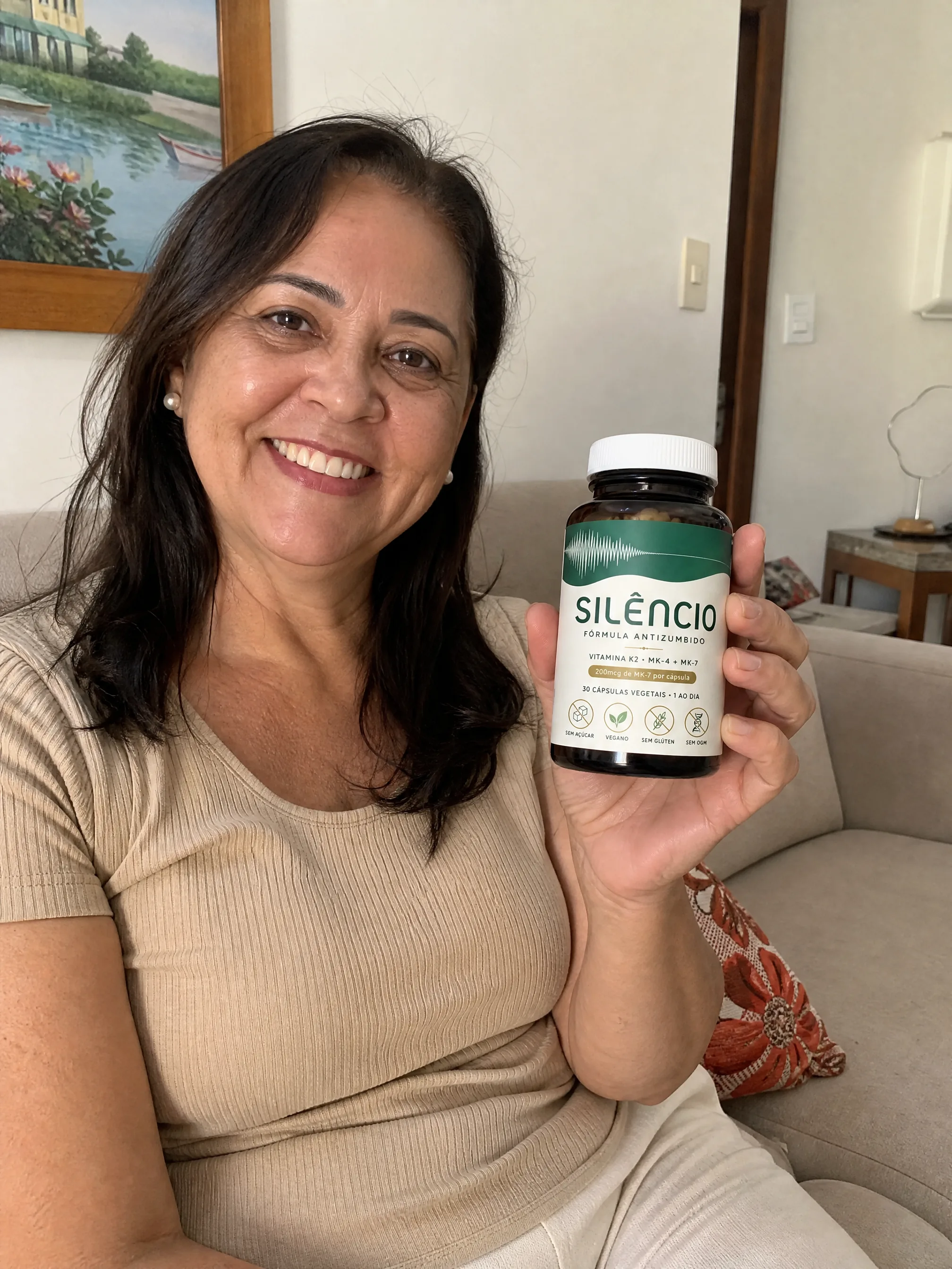 Cliente segurando o frasco Natural Silêncio